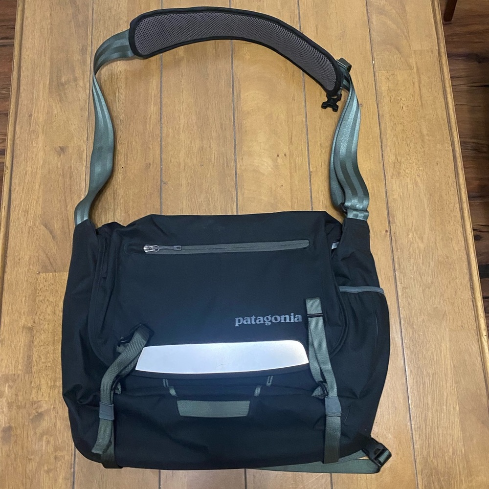 New Patagonia Messenger Bag Padded Laptop Sleeve